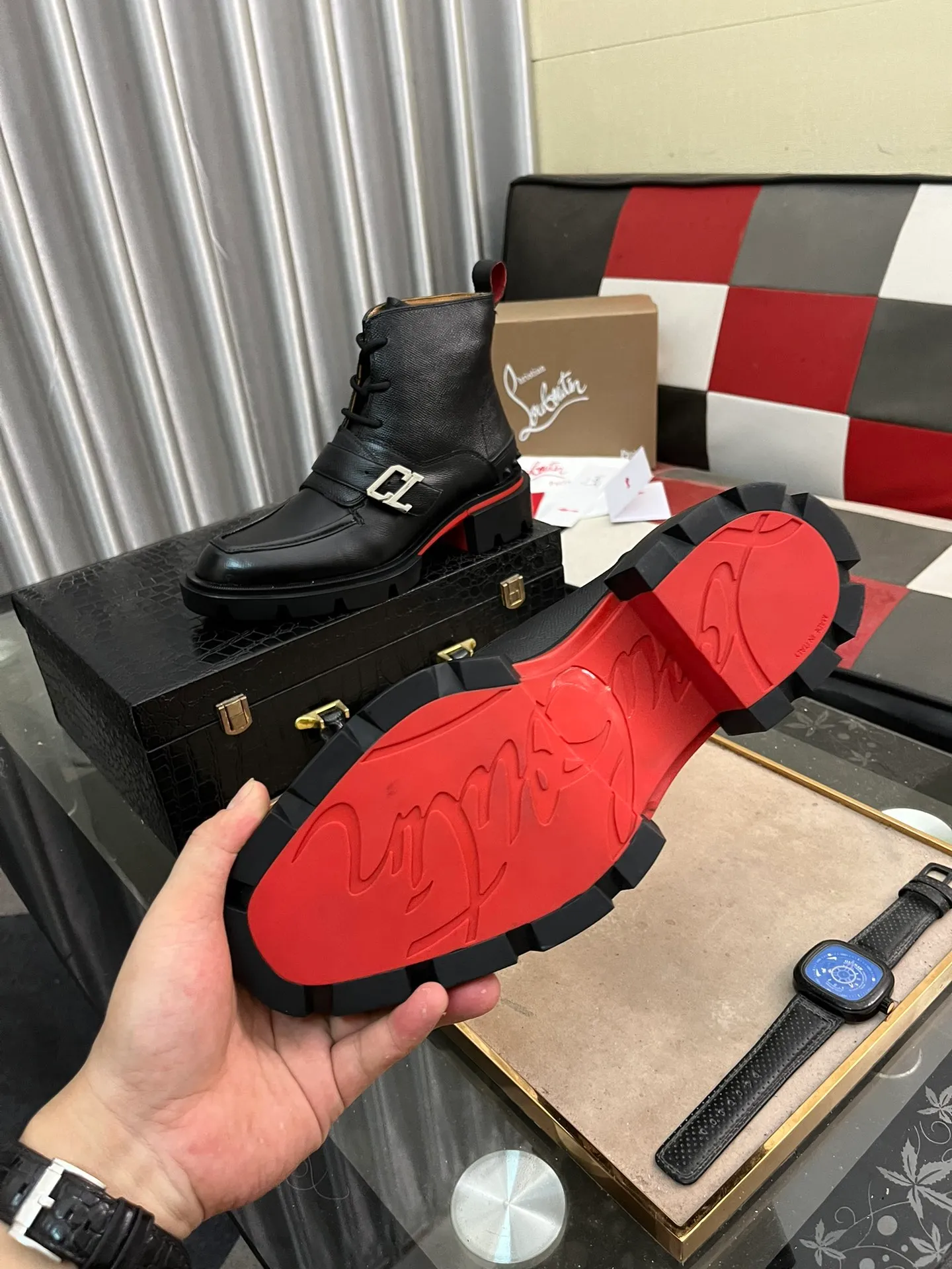 Men's shoes 💰880⌚️⌚️CL New formal leather shoes Christia* Loubouti* Red-soled shoes GREGGO men's Oxford shoes Made of imported cowhide/glossy patent leather/stitched contrasting high silk suede. Three-section toe design. Iconic red outsole, the ultimate personalized shoe. Original color cowhide lining. Original Italian leather outsole; fine workmanship brings you a luxurious experience. With its neat silhouette and straightforwardness, GREGGO men's Oxford shoes are Oxford shoes born for city roaming. The elegant lines and classic silhouette exude eternal charm. The black patent leather material is exquisite and eye-catching, adding a sense of luxury to the overall look. The slender toe design is full of elegance, and matched with closed shoelaces of the same color, the sophistication is invisible. The slim sole design provides the shoes with a light foot feel, elegant steps, and a refined and elegant look. Shows outstanding texture.  Standard leather shoe size: 38-44